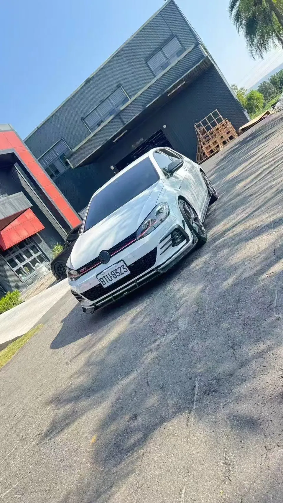 Karbel Carbon Side Skirts for Volkswagen Golf & GTI & Golf R MK7.5 Carbon Fiber